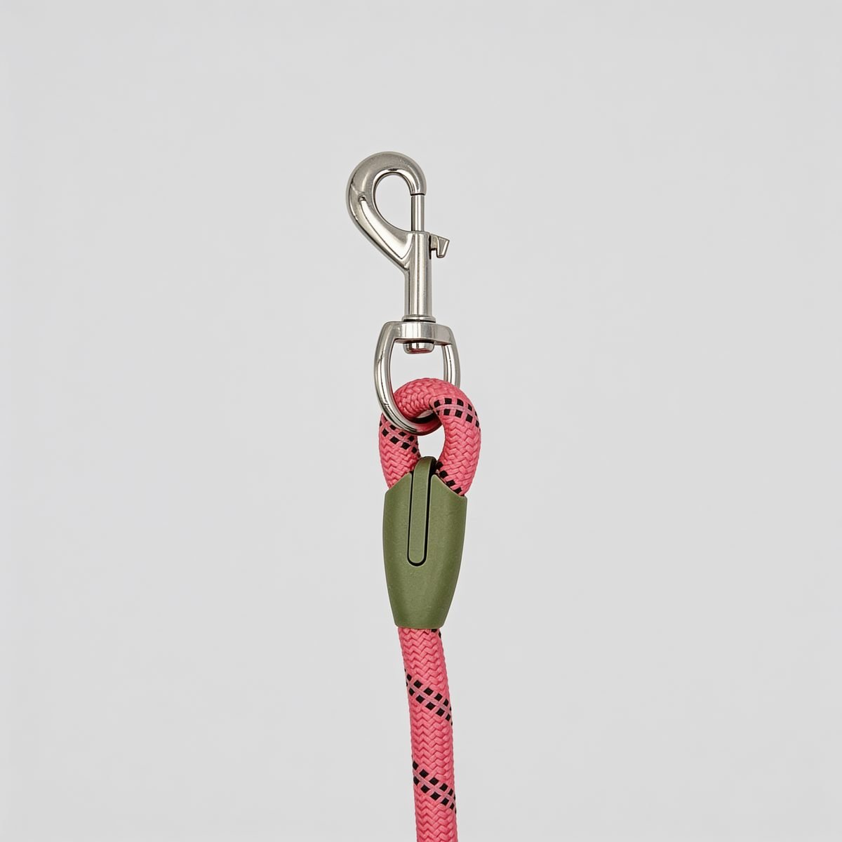 A strong metal trigger clip on a reflective rope dog lead A strong metal trigger clip on a reflective rope dog lead